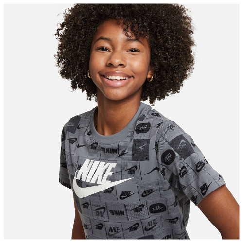 Nike Παιδική κοντομάνικη μπλούζα Sportswear Club Seasonal Allover Print Tee